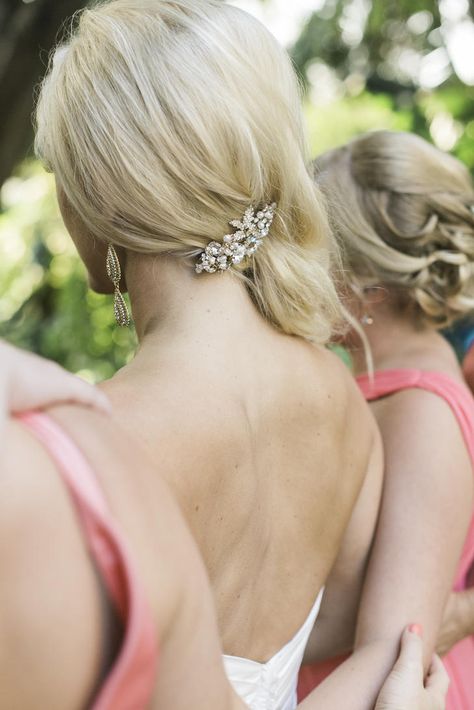 This elegant side swept hairstyle, paired with a vintage hair clip, is perfect for showing off the back of your wedding dress. One Side Pinned Back Hair Wedding, Side Ponytail Wedding, Wedding Retro, Wedding Hairstyle Ideas, Wedding Hair Side, Side Swept Hairstyles, Mother Of The Bride Hair, Hair To One Side, Hairdo Wedding