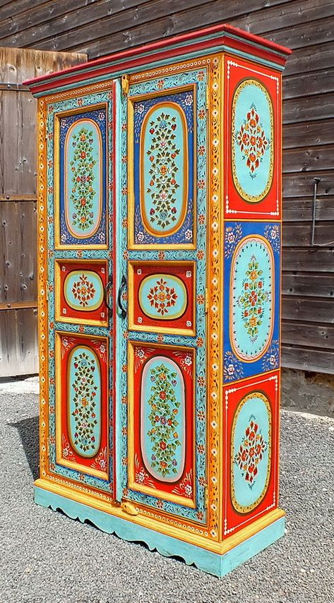 armoire indienne peintes, réalisée par un artisan indien du Rajasthan, ce meuble est peint main. Latin Decor, Car Parts Furniture, Painted Furniture Cabinets, Bad Room Design, Hand Painted Table, Whimsical Furniture, Car Furniture, Vintage Auto, Painted Chairs