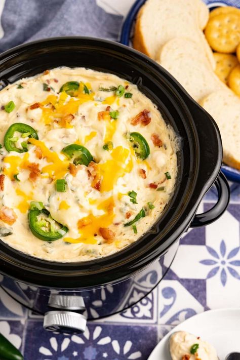 Jalepeno Popper Crockpot Dip, Appetizer Crockpot Recipes, Crockpot Jalapeno Popper Dip, Jalapeno Popper Dip Crockpot, Jalepeno Cheese Dip, Chicken Dips Crockpot, Crockpot Sides, Cheese Dip Crock Pot, Creamy Jalapeno Dip