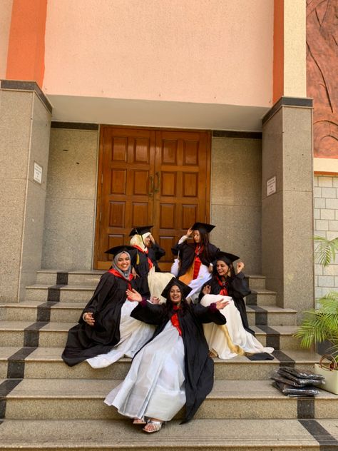 Saree For Graduation Ceremony, Graduation Picture With Friends, College Graduation Pictures With Family, Desi Graduation, Graduation Saree Ideas, Graduation Photos With Friends, Graduation Pictures With Family, Convocation Ideas, Graduation Pictures With Friends