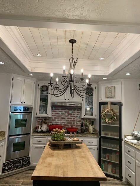 A great way to update that old 1980s kitchen ceiling tubular fluorescent lighting. 1980s Kitchen, Stylish Farmhouse, Outdated Kitchen, Cocina Diy, Fluorescent Lighting, Lighting Diy, Interior Vintage, Kitchen Ceiling Lights, Dropped Ceiling