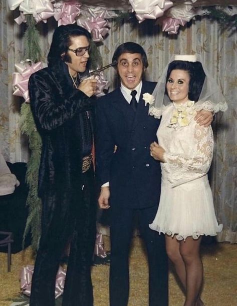 Elvis Presley joking around at George Klein’s Wedding in Las Vegas, December 1970 Elvis Outfits, Elvis 1968, Elvis Wedding, Elvis Presley Priscilla, Elvis Pictures, Elvis In Concert, Elvis Presley Images, Elvis And Priscilla, Sound Studio