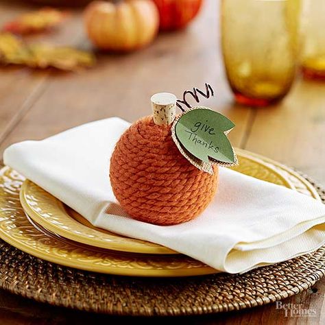 Thanksgiving Table Favors, Diy Place Settings, Thanksgiving Dinner Table Decorations, Holiday Place Cards, Thanksgiving Napkin Rings, Thanksgiving Kids Table, Place Settings Thanksgiving, Fall Napkins, Thanksgiving Favors