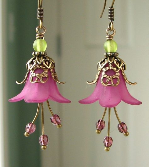 Flower Earrings Diy, Lucite Flower Earrings, Woodland Earrings, Lucite Jewelry, Fairy Jewelry, Pretty Beads, Earrings Diy, Filigree Earrings, Pink Petals