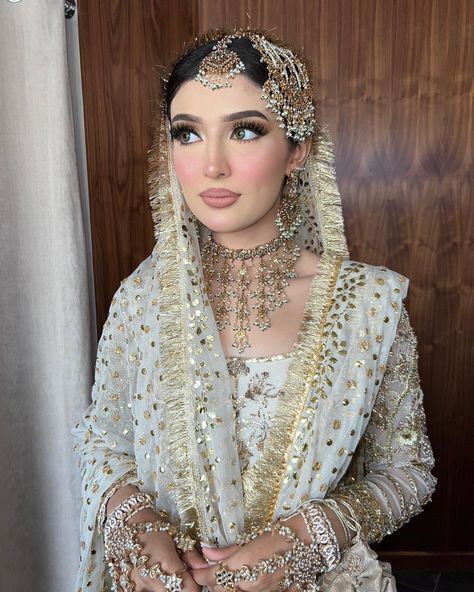 Old world charm 🫶🏼✨ Dainty, fresh Nikkah inspo on the beautiful Laibah 🤍 Hair by @officialsohailtariq Jewellery by @jewelsbyimaan Outfit… | Instagram Outfit Instagram Story, Desi Bridal Makeup, Pakistani Makeup Looks, Pakistani Makeup, Asian Bridal Makeup, Pakistani Bridal Makeup, Glam Bride, Bridal Makeup Images, Desi Wedding Dresses