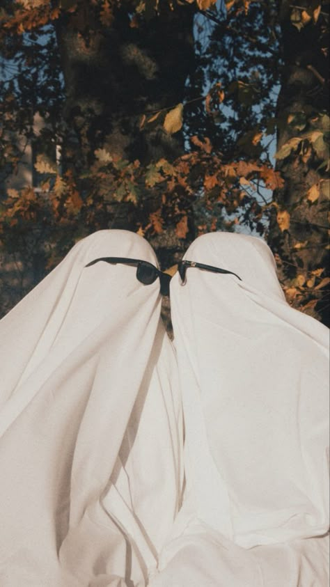 #spookyseason #spookymonth #october #kiss #ghost #halloween #challenge #love #couple Ghost Lovers Aesthetic, Ghost Couple Aesthetic, Ghost Photoshoot Ideas Couple, Ghost Couple Painting, Zesty Wallpaper, Couple Ghost Photoshoot, Ghost Couple Photoshoot, Wally Clark, October Kiss