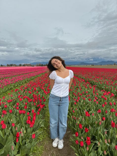 Tulip Field Pictures, Poses In Flower Garden, Tulip Photoshoot Photo Ideas, Flower Farm Photoshoot, Garden Pictures Poses, Flower Field Outfit, Tulip Picking, Europe Clothing, Tulips Field