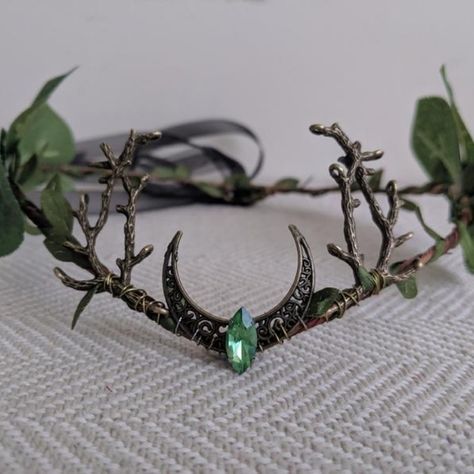 ✨✨Beautifully handmade fantasy inspired  accessories for any occasion! You can find woodland crowns, circlets, and jewelry all in one store! Perfect for the Halloween season! ✨ ✨ Diy Fantasy Crown, Diy Fantasy Accessories, Norse Crown, Outfit Festa, Druid Costume, Handfasting Wedding, Homebrew Items, Woodland Crown, Dnd Druid