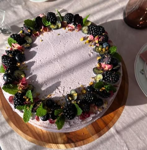 Elegant Fresh Berry Tart, Rustic Cakes Birthday, Blackberry Cake Aesthetic, Blackberry Birthday Cake, Blackberry Cake Decoration, Whimsigoth Cake, Blackberry Decor, Blackberry Wedding Cake, Berry Cake Decoration