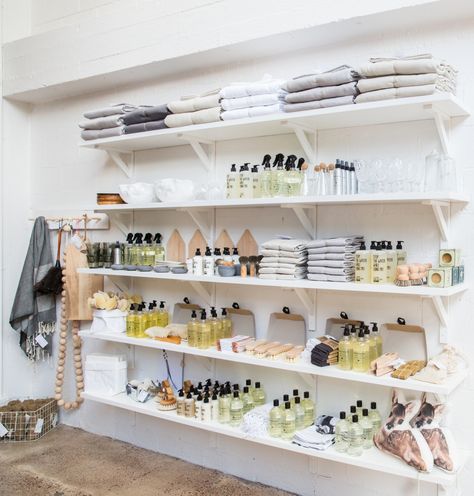 Effective #display use of these wooden shelves...#benchsystems Bath Store, Shop House Plans, Interior Display, Shop Window Design, Shop Organization, Boutique Interior, Diy Christmas Decorations, Shop Plans, Shop Interior Design