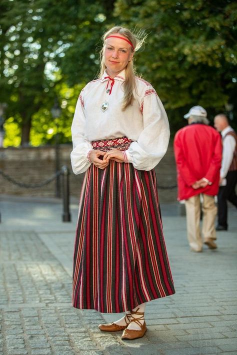 Estonia Women, Woman Costumes, Eastern European Women, School Uniform Kids, Woman Aesthetic, Sunday School Crafts For Kids, Viking Women, Folk Dress, Folk Dresses