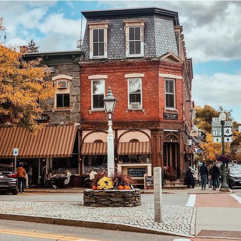 Woodstock, VT on Instagram: “🎶 Thing will be great when you're downtown 🎶 • by @ingridlp15 ____________________________________ #woodstockvt #downtown #centeroftown…” Small Town Downtown, Woodstock Vt, Cafe Exterior, Treehouse Cabins, Be Great, Main Street, Small Town, Woodstock, Fall Vibes