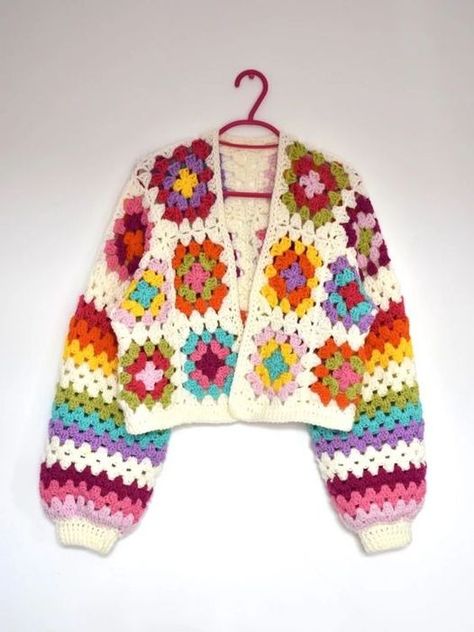 (1) Facebook Granny Square Ideas, Motifs Granny Square, Crochet Square Patterns, Granny Squares Pattern, Crochet Jacket, Crochet Cardigan Pattern, Square Patterns, Crochet Square, Diy Crochet Projects