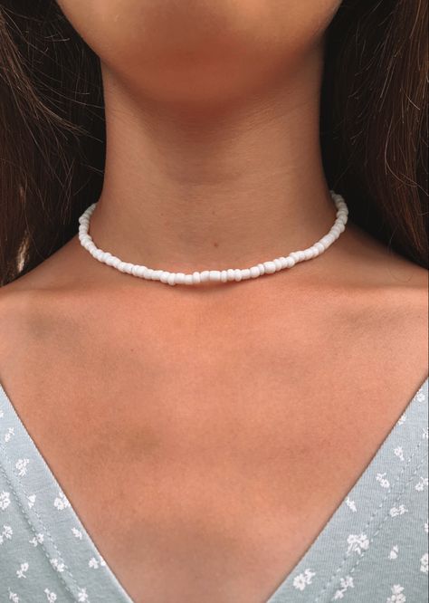 Seed bead choker with adjustable clasp. Jewelry Outer Banks, Seed Bead Necklace Diy, Summer Necklace Ideas, White Beads Necklace, Kalung Manik-manik, Summer Choker, Simple Beaded Necklaces, White Choker, Seed Bead Choker