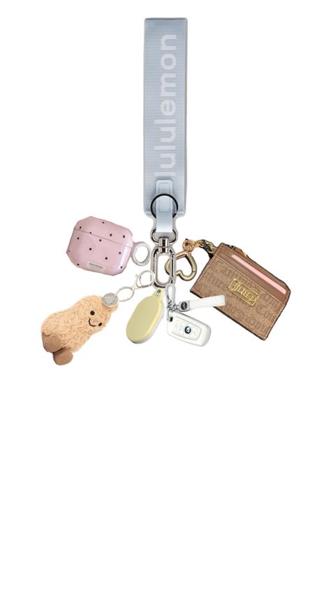 Car Keychain Ideas, Everyday Bag Essentials, Danish Pastel Aesthetic, Girly Car Accessories, Car Deco, Car Key Holder, Girly Car, Pink Aura, Cute Wallets