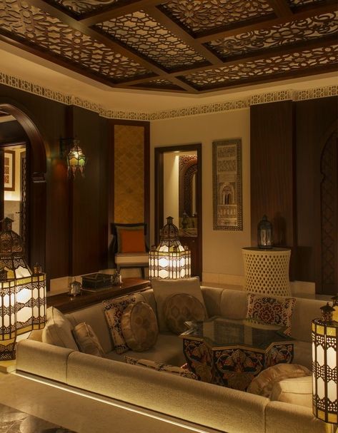 Arabian Sitting Room, Eastern Style Living Room, Arab Inspired Living Room, Middle Eastern Home Design, Arab Room Decor, Morocco Style Living Room, Arabian Style Interior Design, Moroccan Style Living Room Ideas, Indian Style Home Interior Design