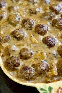 Swedish Meatball Casserole Recipe, Meatballs Casserole, Sweet Meatballs, Meatball Casserole Recipe, Meatballs And Gravy, Meatball Casserole, Meatball Recipes Easy, Beef Casserole Recipes, Swedish Meatballs