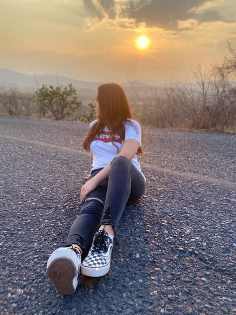 Road Sitting Poses, Road Poses, Photo Possess, Couples Hidden Face Pics, Travel Pose, Road Photography, Travel Pictures Poses, Creative Photoshoot Ideas, Best Pose For Photoshoot