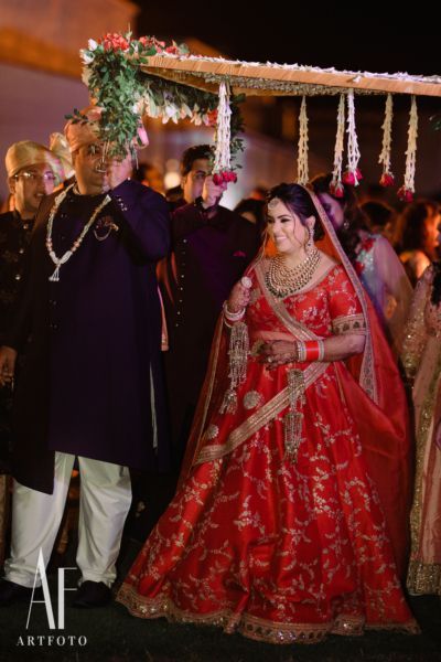 Our Favourite Lehenga Styles For Curvy Brides! | WedMeGood Lehenga Styles, Plus Size Lehenga, Sikh Bride, Plus Size Brides, Wedding Lehenga Designs, Shimmery Dress, Plus Size Bride, Indian Bridal Lehenga, Lehenga Wedding