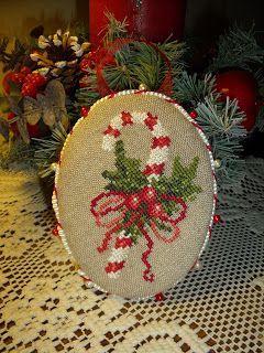 Freebie Gallery: Madame La Fee Candy Cane Mika Mika, Needlework Christmas, Cross Stitch Freebies, Xmas Cross Stitch, Cross Stitch Christmas, Winter Cross Stitch, Cross Stitch Christmas Ornaments, Embroidered Christmas, Embroidery Christmas