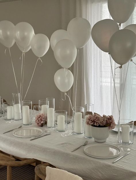 Dinner Set Up Ideas, Minimalistic Party Decor, Birthday Dinner Tablescape, White Winter Party, Classy Birthday Decor, White Birthday Aesthetic, Gold Dinner Party, White Birthday Decorations, White Dinner Party