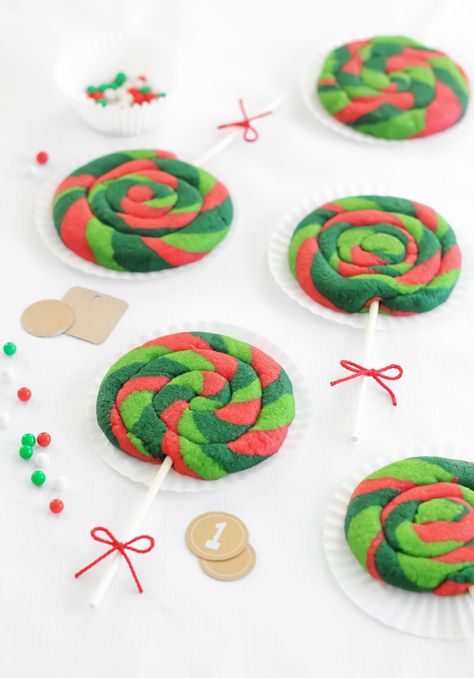 Holiday Lollipop Sugar Cookies Creative Christmas Cookies, Lollipop Cookies, Sugar Cookies With Sprinkles, Best Christmas Cookie Recipe, Best Christmas Cookies, Sprinkle Cookies, Edible Gifts, Cookie Inspiration, Cookies Recipes Christmas