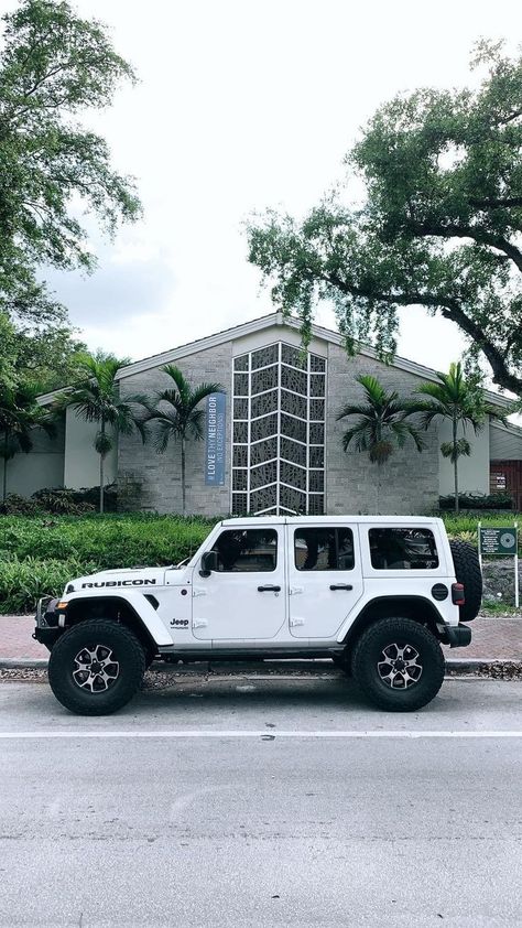 White Suv Cars, Jeep Blanca, White Rubicon Jeep, White Jeep Wrangler Rubicon, Dream Car Jeep, White Rubicon, Jeep Wrangler White, Small Suv Cars, Cars For Teenagers