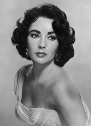 15 Old Hollywood beauty secrets: Elizabeth Taylor shaved her face to remove fine baby hairs. Klasik Hollywood, Old Hollywood Actresses, Mode Retro, Violet Eyes, Old Hollywood Glam, Look Retro, Classic Movie Stars, Hollywood Icons, Actrices Hollywood