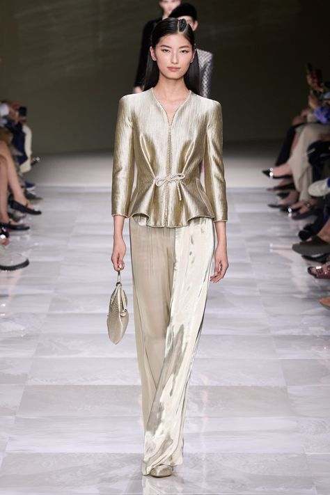 Armani Privé Fall 2024 Couture
https://www.vogue.com/fashion-shows/fall-2024-couture/armani-prive/slideshow/collection#7 Armani Fashion, Armani Women, Atelier Versace, Armani Prive, Couture Week, Tech Fashion, Friends Fashion, 가을 패션, Marchesa