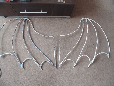 Diy Dragon Wings Costume, Dragon Wing Template, Dragon Wings Cosplay, Toothless Wings, Diy Dragon Wings, Bat Wings Diy, Toothless Cosplay, Couture Menswear, Diy Fairy Wings