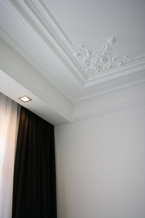 31 Epic Gypsum Ceiling Designs For Your Home - Homesthetics - Inspiring ideas for your home. Crown Molding Ideas, Ceiling Crown, Decorative Ceiling Panels, Ceiling Crown Molding, Plaster Ceiling Design, Molding Ideas, Gypsum Ceiling Design, Trey Ceiling, Ceiling Trim