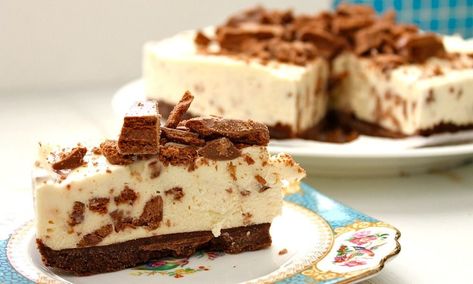 If you love Tim Tams and you love cheesecake, this deliciously decadent Tim Tam cheesecake is the perfect crime. Aussie Desserts, Cheesecake Flavours, Popular Cheesecake Recipes, Tim Tam Cheesecake, Butterscotch Desserts, Tim Tams, Australia Food, Tim Tam, No Bake Cheesecake