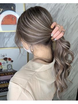 Mechones, luces y rayas para disimular las canas | Revista KENA México Asian Hair Dye, Hidden Hair Color, Hair Color Asian, Korean Hair Color, Hair Color Underneath, Peekaboo Hair, Hair Color Streaks, Brunette Hair With Highlights, Hair Streaks