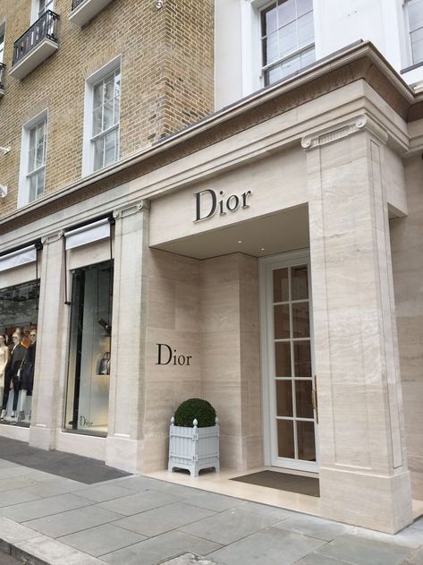 Christian Dior Basement Waterproofing, London Dior Flagship Store, Advertorial Design, Beauty Dior, Dior Store, Men Handbags, Dior Shop, Aesthetic Interior Design, Clothing Store Interior, Shop Buildings