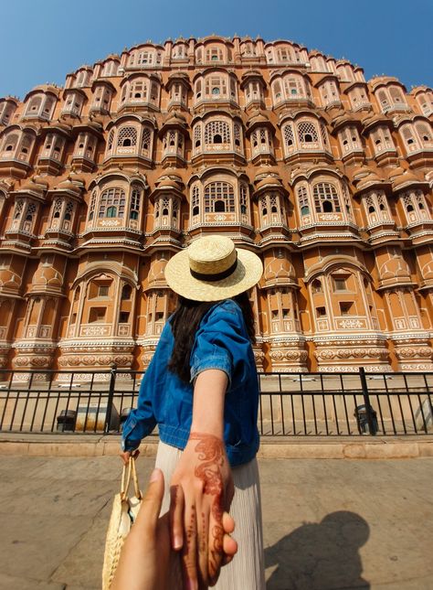 Photoshoot In Jaisalmer, Jaipur Travel Photography, Jaipur Couple Aesthetic, Jaipur Photography Poses Couple, Couple Poses In Rajasthan, Jaipur Travel Outfits Ideas Women, Hawamahal Jaipur Photography, Rajasthan Picture Ideas, What To Wear In Rajasthan Trip