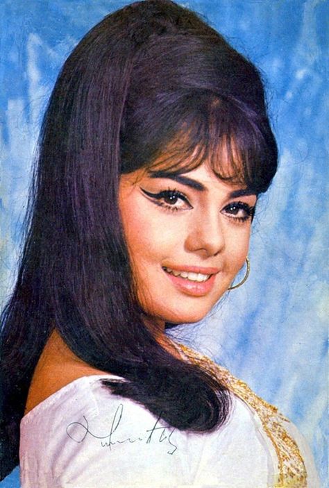 mumtaz Retro Makeup Looks, Indian Retro, Bollywood Makeup, Bollywood Retro, Bollywood Pictures, Retro Makeup, Retro Bollywood, Bollywood Hairstyles, Vintage Bollywood