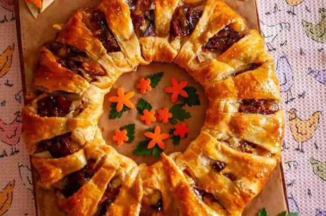 The Best Baked Pear, Bacon and Brie Wreath Appetizer Brie Wreath, Wreath Appetizer, Bacon And Brie, Pear Brie, Baked Pear, Brie Appetizer, Shortbread Cookies Easy, Sliced Pears, Cranberry Sauce Homemade