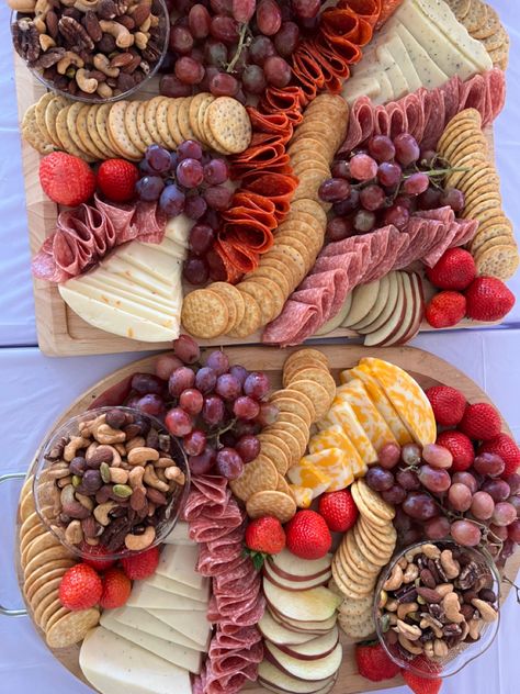 Cheese And Salami Board, Salami Charcuterie Board, Housewarming Party Food, Grazing Board, Easy Healthy Meal Prep, Party Inspo, Brunch Menu, Housewarming Party, Charcuterie Boards