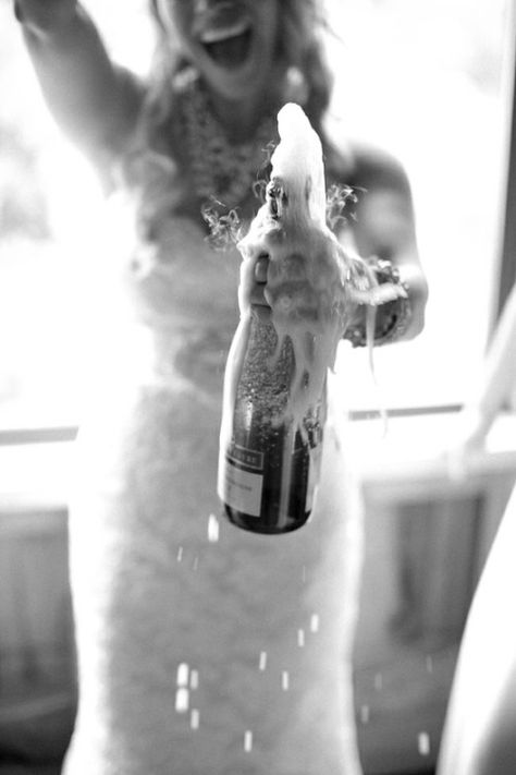 Photo Living In London, Tennessee Wedding, Wedding Shots, Foto Inspiration, Girls Dream, Wedding Pics, Fairytale Wedding, Here Comes The Bride, Champagne Bottle