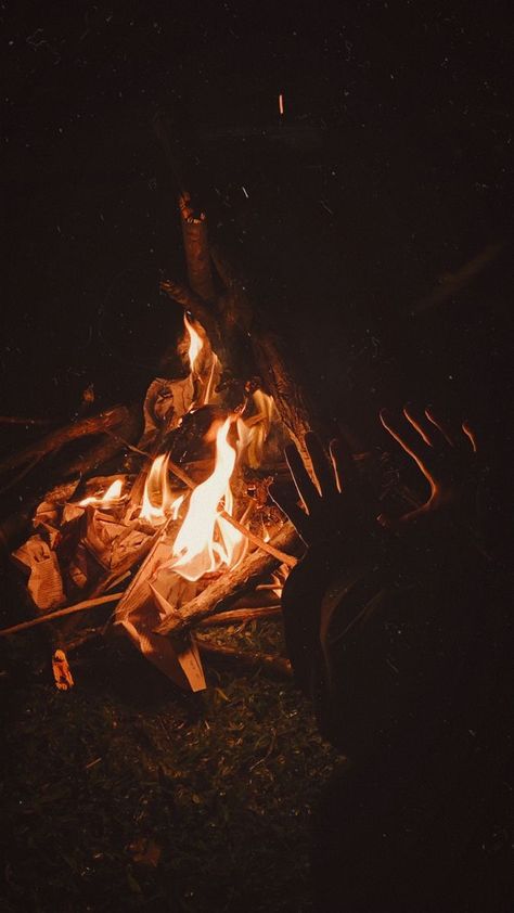 Fire Pit Astetic, Fall Campfire Aesthetic, Camp Fire Aesthetic Friends, Summer Campfire Aesthetic, Bonfires Aesthetic, Camp Fire With Friends, Bonfire Date Aesthetic, Friends Around A Campfire, Bonfire Friends Aesthetic