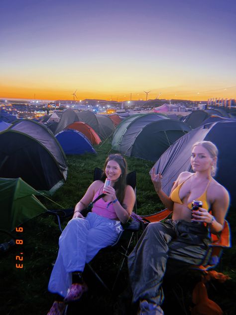 Camping, UK festival, boardmasters, best friend, bestie, cute aesthetic photo Music Festival Camping Aesthetic, Festival Friends Aesthetic, Board Masters Festival, Festival Summer Aesthetic, Boomtown Aesthetic, Camping Festival Aesthetic, Festival Camping Aesthetic, Boardmasters Aesthetic, Festival Aesthetic Uk