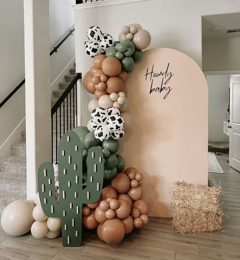 Cowboy Sweet Table Western Theme, Rodeo Themed Balloon Arch, Gender Reveal Western Ideas, Cowboy Theme Backdrop, Western Theme Party Aesthetic, Country Balloon Arch, Wild West Gender Reveal, 1st Rodeo Balloon Arch, Diy Western Backdrop