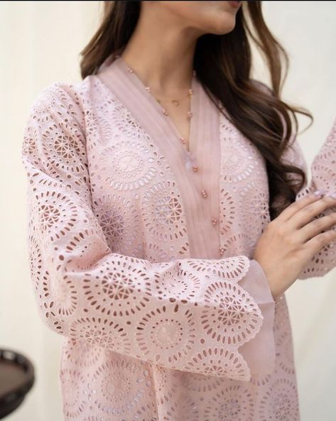 New Sleeves Designs, Stylish Sleeves, Dress Trending, Lace Suit, Lace Dress Design, Neck Designs For Suits, Trendy Shirt Designs, Womens Trendy Dresses, Crochet Cable