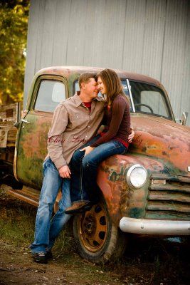 even an old truck like this would be awesome-Chea Lamb Photography- Country Family Photography, Lamb Photo, Old Truck Photography, Family Session Poses, Lamb Photography, Family Picture Ideas, Grandparent Photo, Couple Engagement Pictures, Family Christmas Pictures