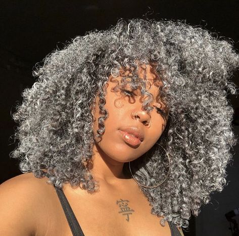 Colored gray curly hair Temp Hair Color, Hairstyles Model, Grey Curly Hair, Hair Black Women, Curly Weave Hairstyles, Temporary Hair Color, Dyed Natural Hair, Scene Hair, Natural Hair Tips