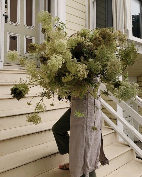 Blog Tinge Fall Flower Bouquets, Luxury Floral Arrangements, Nancy Myers, Mountain Top Wedding, Flower Words, Flower Installation, Fall Flower, Peonies Garden, Botanical Wedding