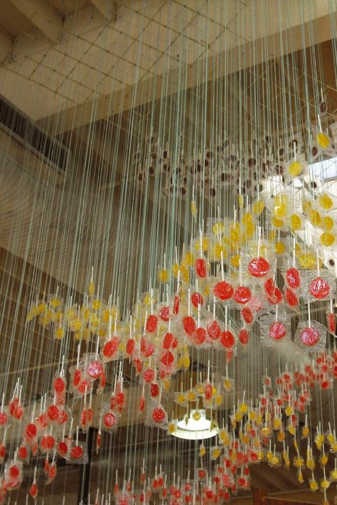 anthropologie lollipops on strings installation - cans on strings in colors? could be an awesome dividing screen Anthropologie Store Decor, Anthropologie Window Display, Anthropologie Display, Anthropologie Store, Store Concept, Store Window Displays, Retail Windows, Store Windows, Store Window