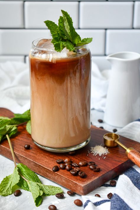 Philz Mint Mojito Iced Coffee Spring Coffee Drinks, Mint Iced Coffee, Homemade Peppermint Mocha, Diy Coffee Drinks, Peppermint Mocha Recipe, Mint Coffee, Mint Mocha, Mocha Recipe, Philz Coffee