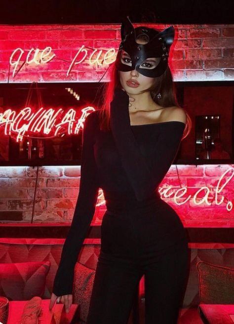 Halloween Costume Teenage Girl, Black Dress Halloween Costume, Best Diy Halloween Costumes, Black Halloween Costumes, Halloween Costumes For 3, Diy Halloween Costumes For Women, Diy Halloween Costumes Easy, Trendy Halloween Costumes, Last Minute Halloween Costumes