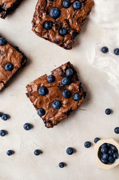 Sweet fudgy blueberry brownies that are perfect topped with a scoop of ice cream Blueberry Brownies, Dessert Duo, Buttermilk Bundt Cake, Blueberry Chocolate, Blueberry Compote, Blueberry Desserts, No Bake Brownies, Chocolate Fruit, Brownies Recipe Easy